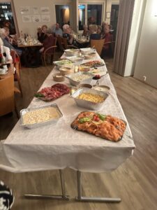 Festbord. Det var dekket opp til fest i Vingen da Rensåsparken borettslag feiret sine første 20 år. 